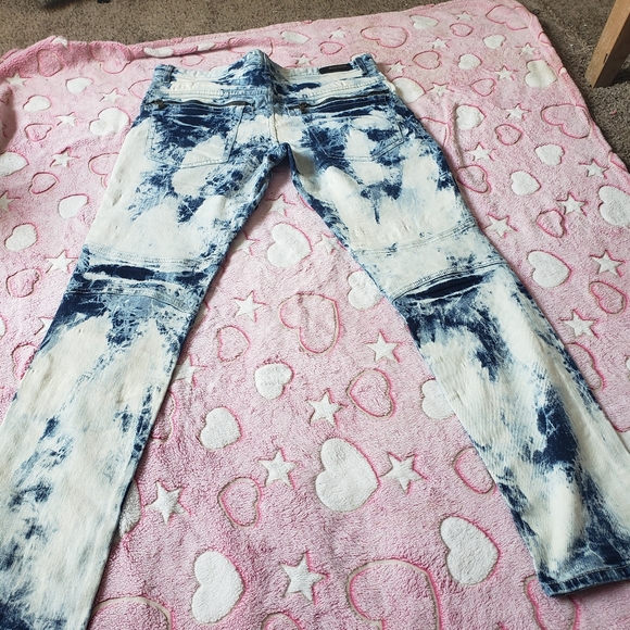 8ighth Distrkt - Picture 1 of 3